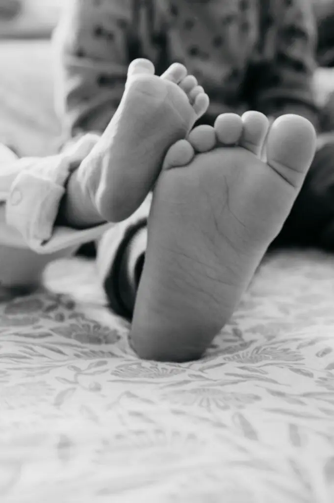 Babyfüße auf einer Decke in Schwarz-Weiß