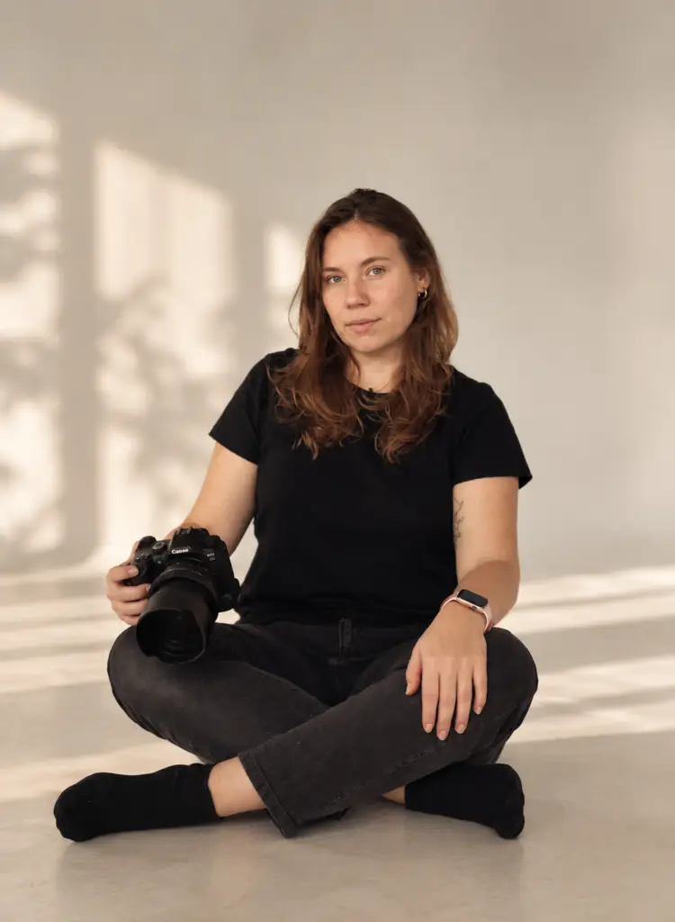 Fotografin mit Kamera in natürlichem Licht