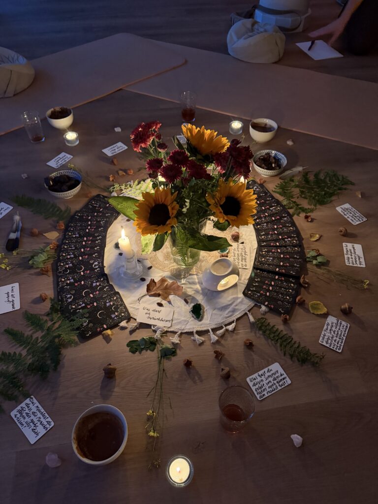 Motherblessing-Kreis mit Sonnenblumen und Kerzen auf dem Boden