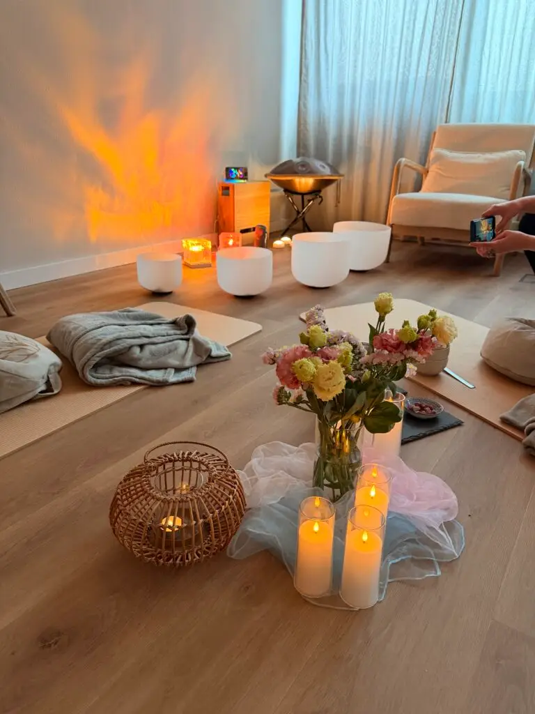 Raum mit Kerzen und Blumen für den Hypnobirthing-Kurs