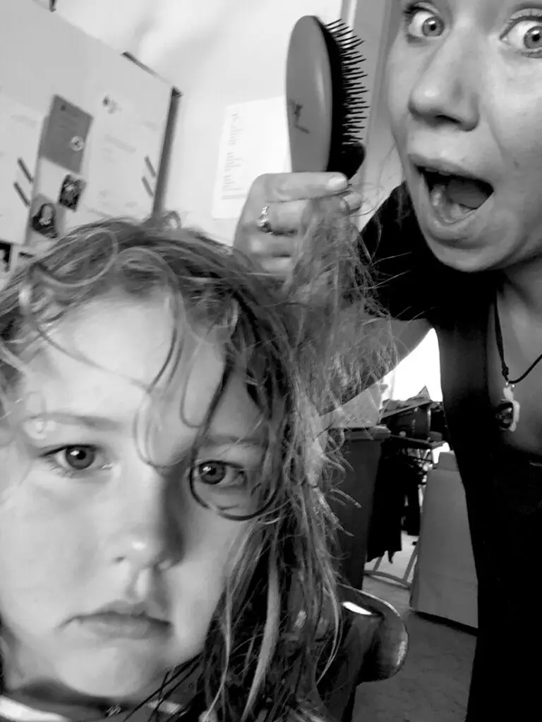 Céline macht ein lustiges Selfie mit Kind, Schwarz-Weiß