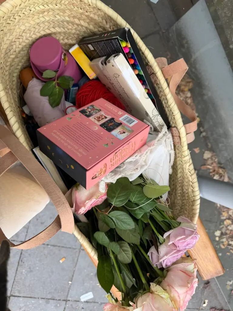 Korb mit Blumen, Büchern und Mitbringseln für eine Begleitung
