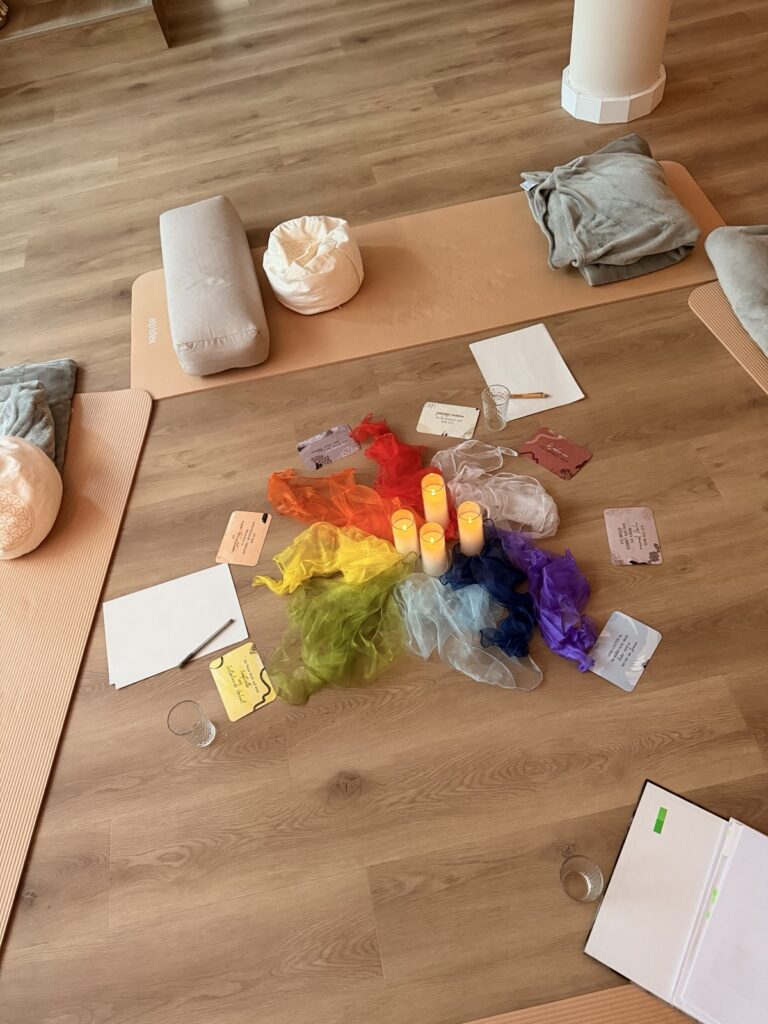 Bunte Tücher und Karten bei einem Workshop