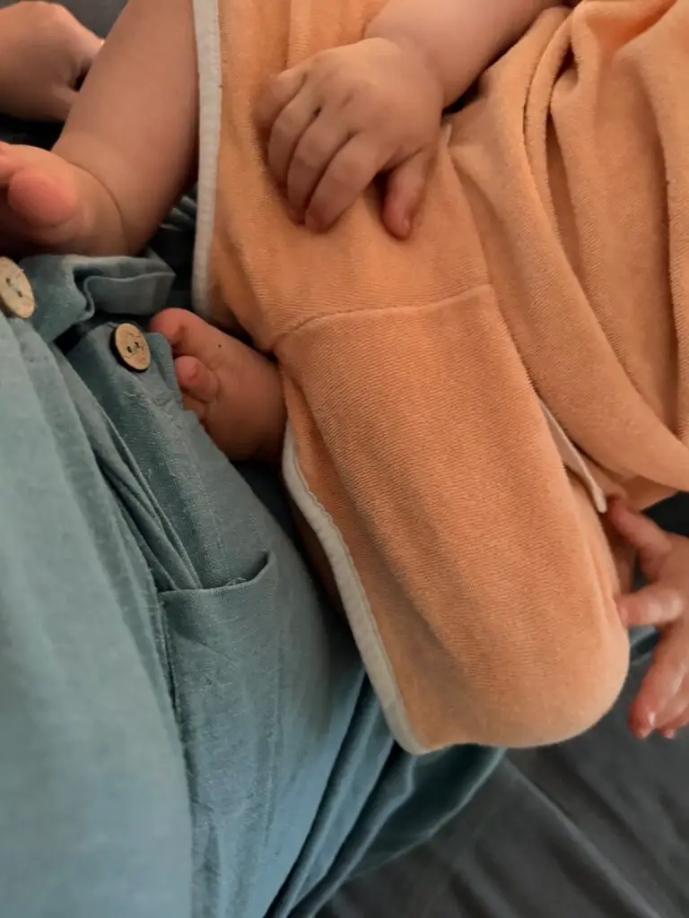 Babyhände in Célines Arm