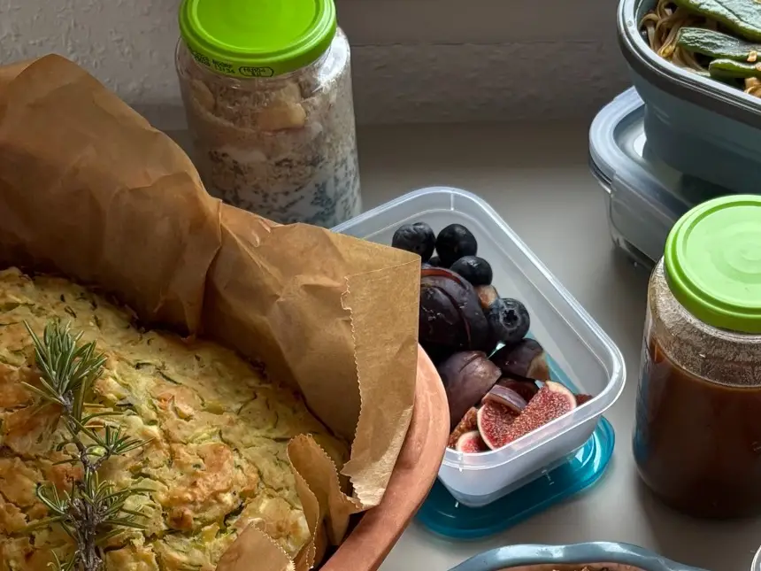 Frühstück im Wochenbett: Overnight Oats, Feigen, Blaubeeren und frisch gebackenes Brot