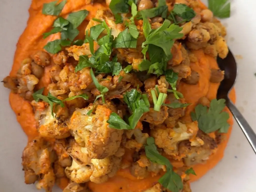 Warme Mahlzeit: Blumenkohl mit Kichererbsen auf Paprikacreme