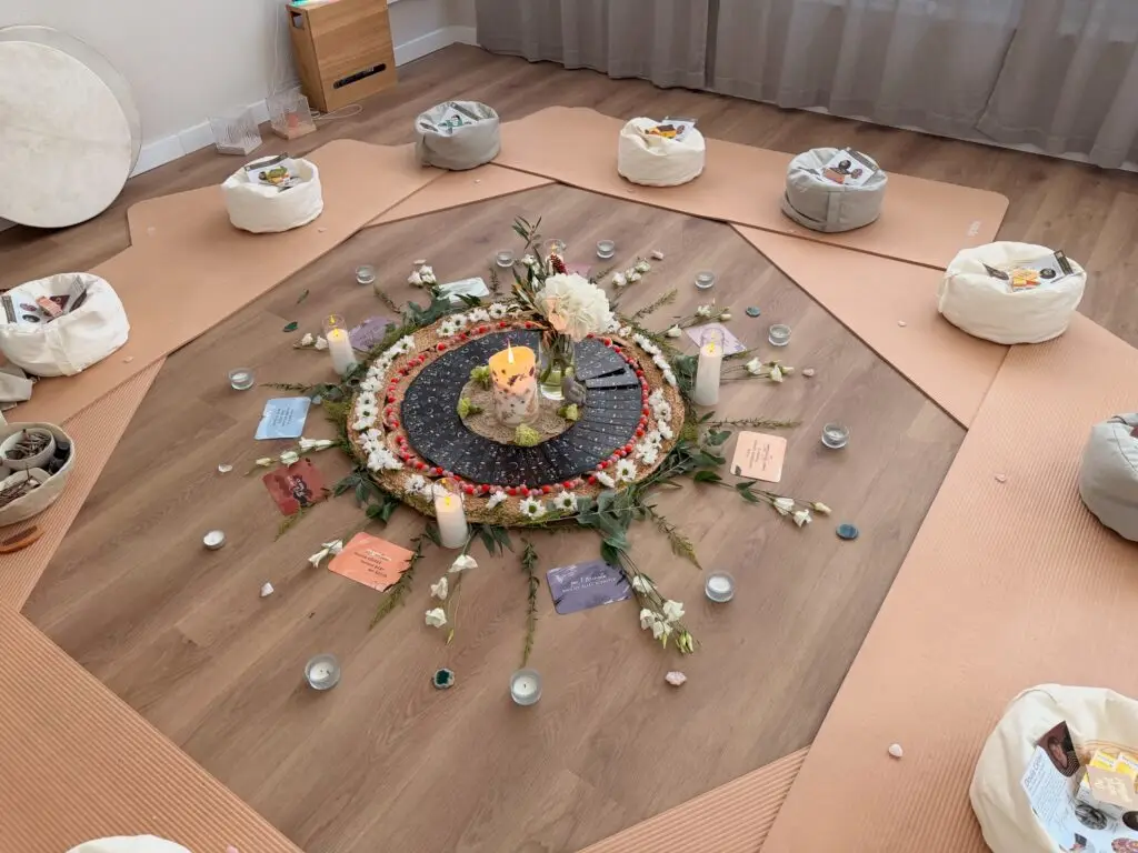 Liebevoll gestalteter Kreis für ein Mother Blessing mit Kerzen, Blumen und Karten