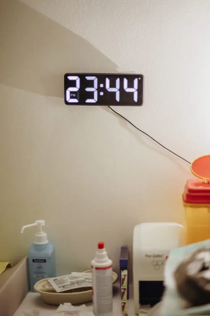 Digitaluhr zeigt 23:44 im Kreißsaal